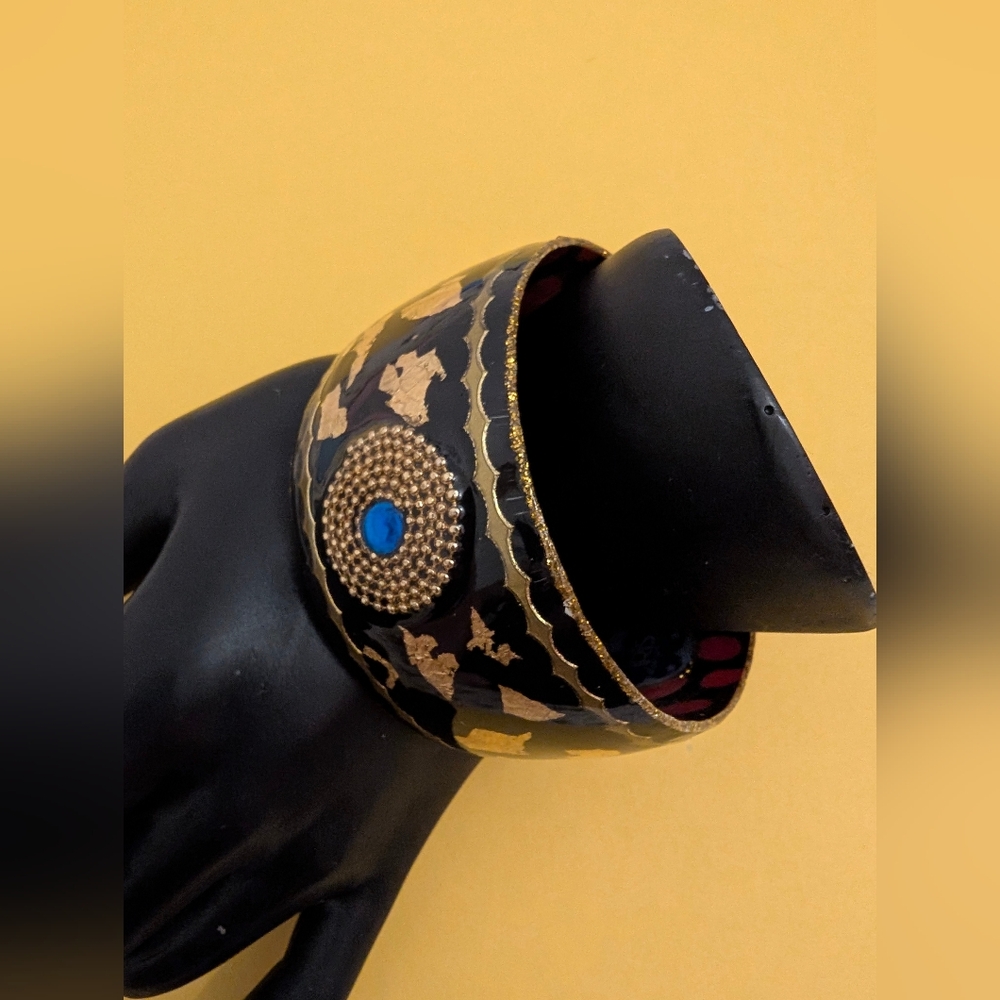 Iris Design Bracelet, Bangle